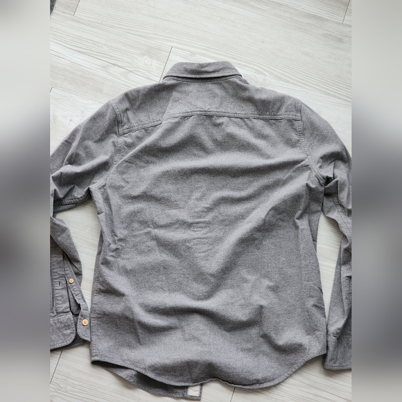 Abercrombie pair of chamois button down shirts - Picture 7 of 10